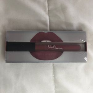 Huda Beauty Liquid Matte Lipstick in Trophy Wife